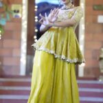 Teju Ashwini Instagram - Here is my turn on #halamathihabibo this time not too late to the trend 💃🏼 😜 This beautiful outfit from @studio149 ♥️ Jewellery: @mspinkpantherjewel MnH : @salomirdiamond @teamdiamondartistry 📸 : who else 😜@arunprasath_photography Edit : @rohi.official_ Venue : @rinasvenue #tejuashwini#studio149#arunprasathphotography#ethnicwear#indianwear