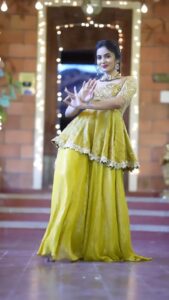 Teju Ashwini Instagram - Here is my turn on #halamathihabibo this time not too late to the trend 💃🏼 😜

This beautiful outfit from @studio149 ♥️

Jewellery: @mspinkpantherjewel 

MnH : @salomirdiamond @teamdiamondartistry 

 📸 : who else 😜@arunprasath_photography 

Edit : @rohi.official_ 

Venue : @rinasvenue 

#tejuashwini#studio149#arunprasathphotography#ethnicwear#indianwear