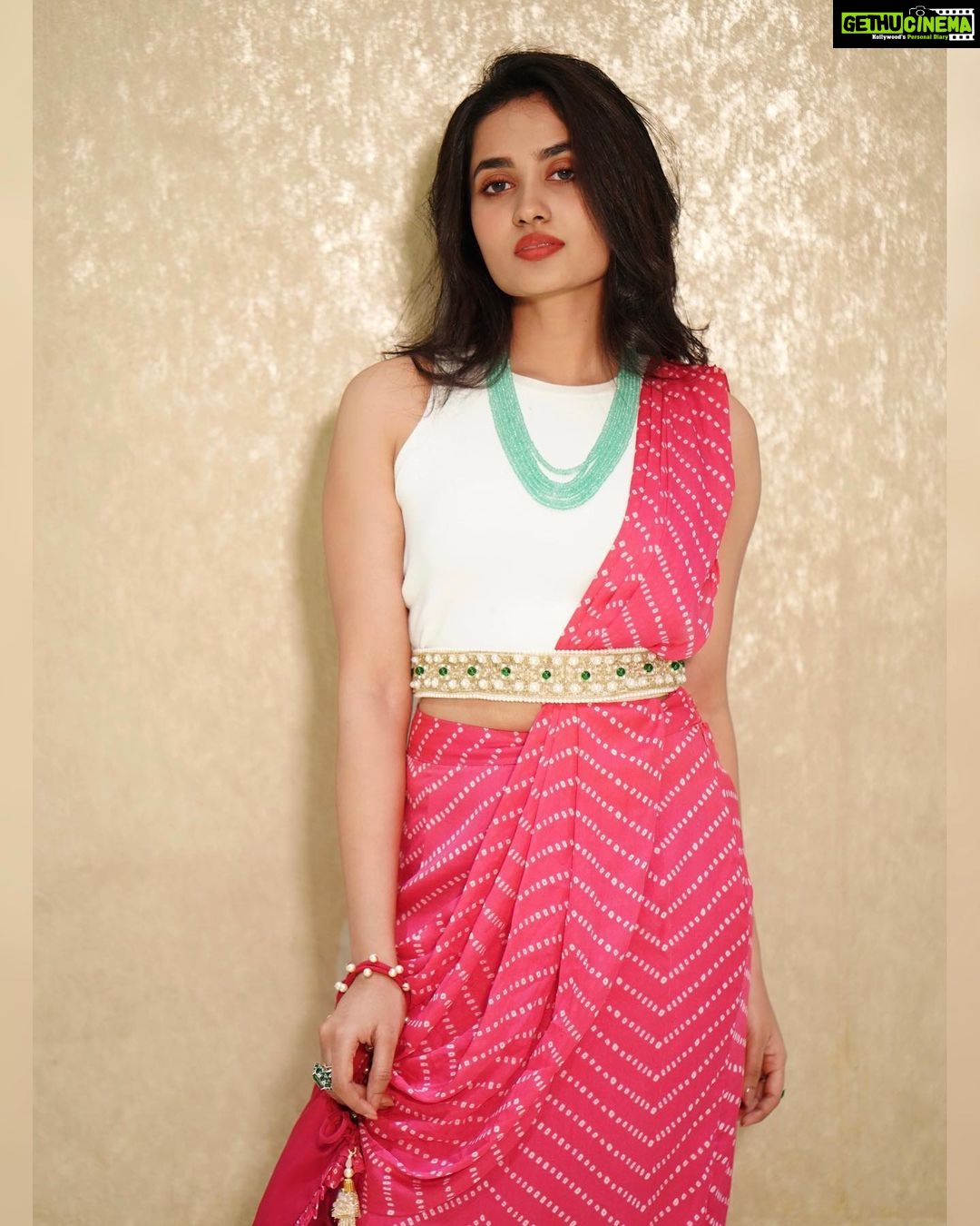 Teju Ashwini Instagram - Pink game on 💕 #recentobessionwithpink Designed by yours me 😜 Beautifully stitched by @labelswarupa Bag and belt @labelswarupa Jewellery @mspinkpantherjewel always ❤️ Edited by @sathyaphotography3 Shot by @sinty_boy #tejuashwini
