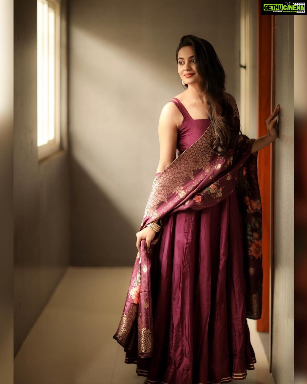 Teju Ashwini Instagram - 🌺 Outfit : @radheyscouture Photographer - @camerasenthil Makeup - @reenapaiva Hair - @venki_hairstylist Jewellery- @mspinkpantherjewel Location - @ajgardens Orangjised by @rrajeshananda #tejuashwini