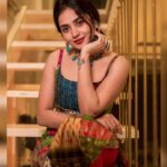 Teju Ashwini Instagram - Last two 🙈 Outfit and bag by @ekantastudio Jewellery @mspinkpantherjewel Shot by @sathyaphotography3 #tejuashwini