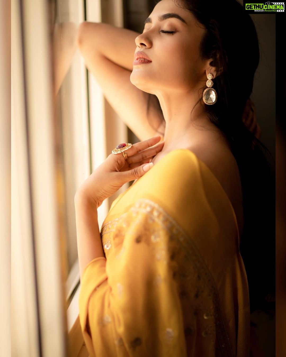 Teju Ashwini Instagram - 💛 Outfit : @samyakksarees Styled by - @labelswarupa Photographer - @camerasenthil Makeup - @reenapaiva Hair - @venki_hairstylist Jewellery- @mspinkpantherjewel Location - @ajgardens Orangjised by @rrajeshananda #tejuashwini#diwali