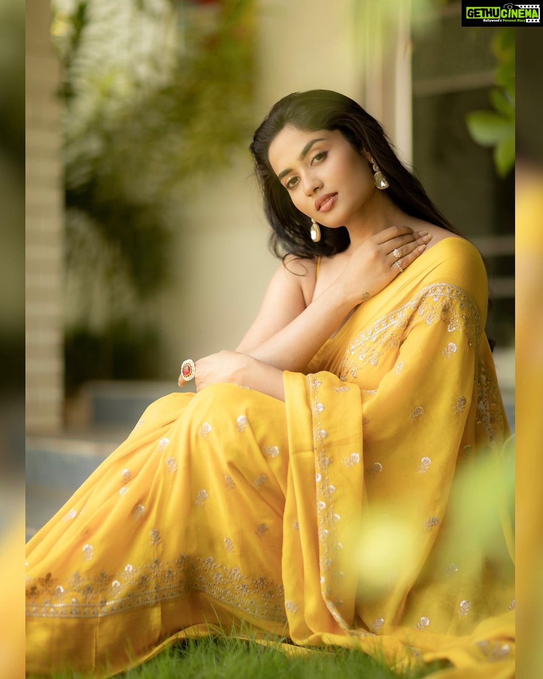 Teju Ashwini Instagram - 💛 Outfit : @samyakksarees Styled by - @labelswarupa Photographer - @camerasenthil Makeup - @reenapaiva Hair - @venki_hairstylist Jewellery- @mspinkpantherjewel Location - @ajgardens Orangjised by @rrajeshananda #tejuashwini#diwali