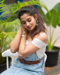 Teju Ashwini Instagram - 🤍

H&M @vishaa_hairandmakeup 
Styling @labelswarupa 
Jewelery @thegarnet.in 

Shot by @sathyaphotography3 

#tejuashwini