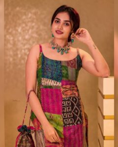 Teju Ashwini Instagram - Somtimes all you need is a little splash of colours ❤️

Outfit and bag by @ekantastudio 
Jewellery @mspinkpantherjewel 

Shot by @sathyaphotography3 

#tejuashwini
