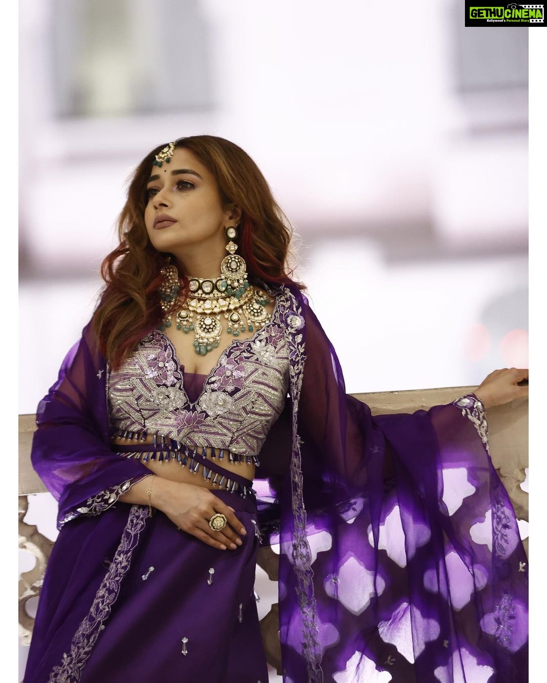 Tina Datta Instagram - In the fairy land, dressed like a Queen, ruling all over!! She’s who you’d never wanna mess with… . . . #EklaChaloRe #WarriorPrincess #TinaKaStyle #fashion #style #fashionshow #stylish #lookbook #ramp #tinadatta The Great Pink City - Jaipur
