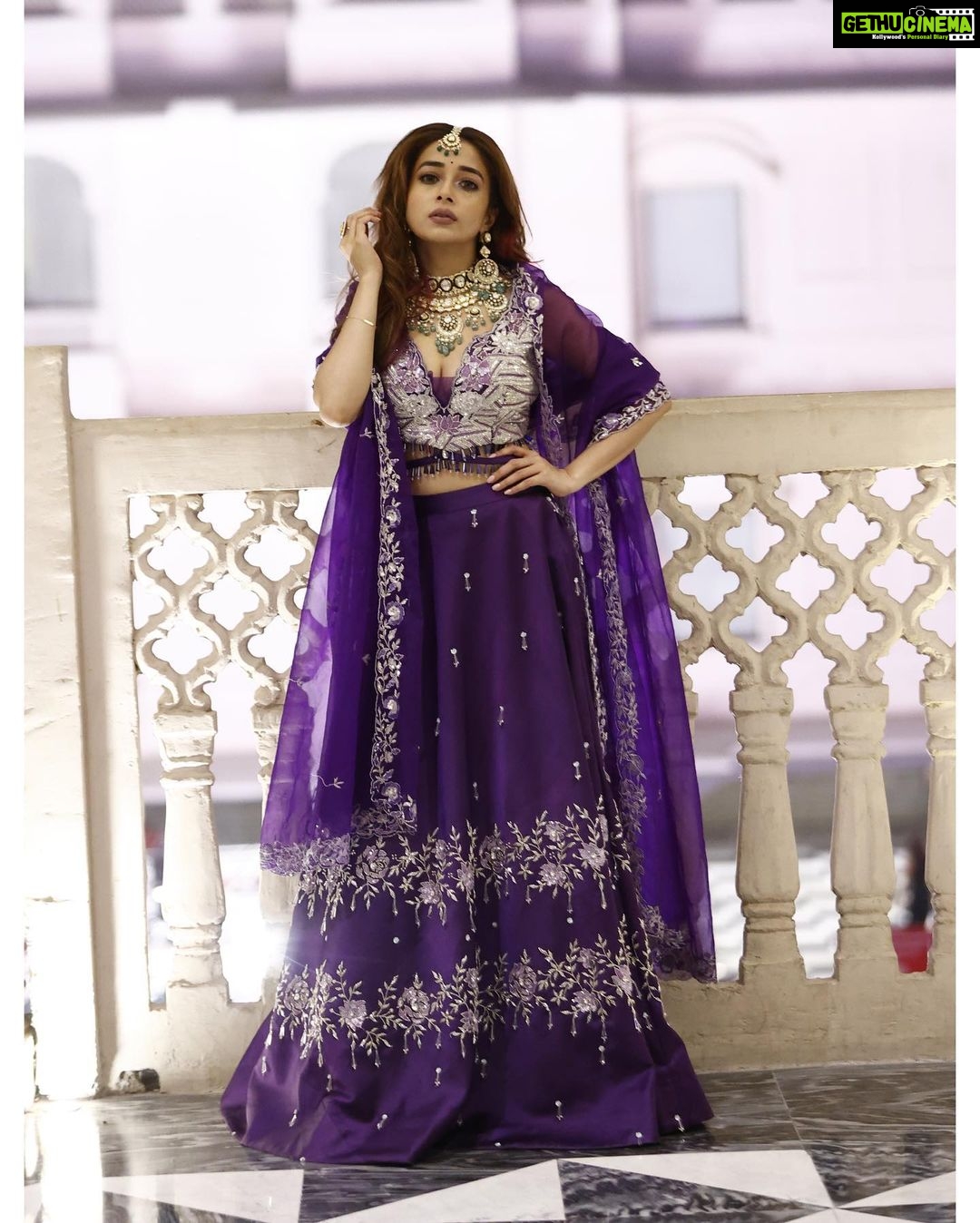 Tina Datta Instagram - In the fairy land, dressed like a Queen, ruling all over!! She’s who you’d never wanna mess with… . . . #EklaChaloRe #WarriorPrincess #TinaKaStyle #fashion #style #fashionshow #stylish #lookbook #ramp #tinadatta The Great Pink City - Jaipur