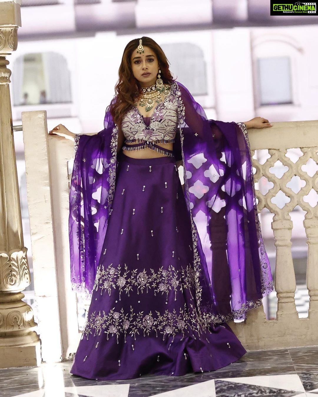 Tina Datta Instagram - In the fairy land, dressed like a Queen, ruling all over!! She’s who you’d never wanna mess with… . . . #EklaChaloRe #WarriorPrincess #TinaKaStyle #fashion #style #fashionshow #stylish #lookbook #ramp #tinadatta The Great Pink City - Jaipur