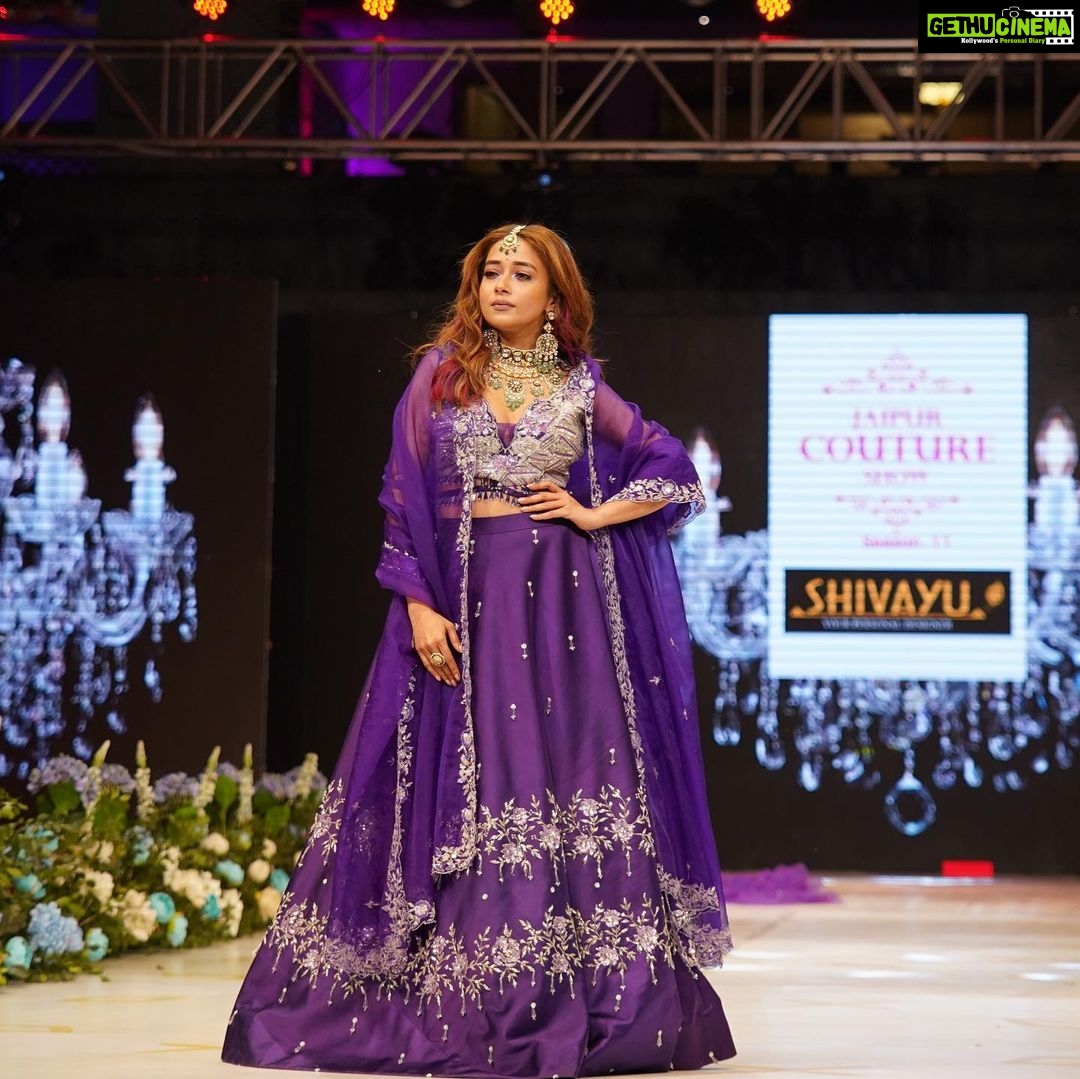 Tina Datta Instagram - Graceful as the sea and fierce as the fire. With some nakhras and nazakat!!! ππ . . . #EklaChaloRe #WarriorPrincess #TinaKaStyle #fashion #style #fashionshow #stylish #lookbook #ramp #tinadatta The Great Pink City - Jaipur