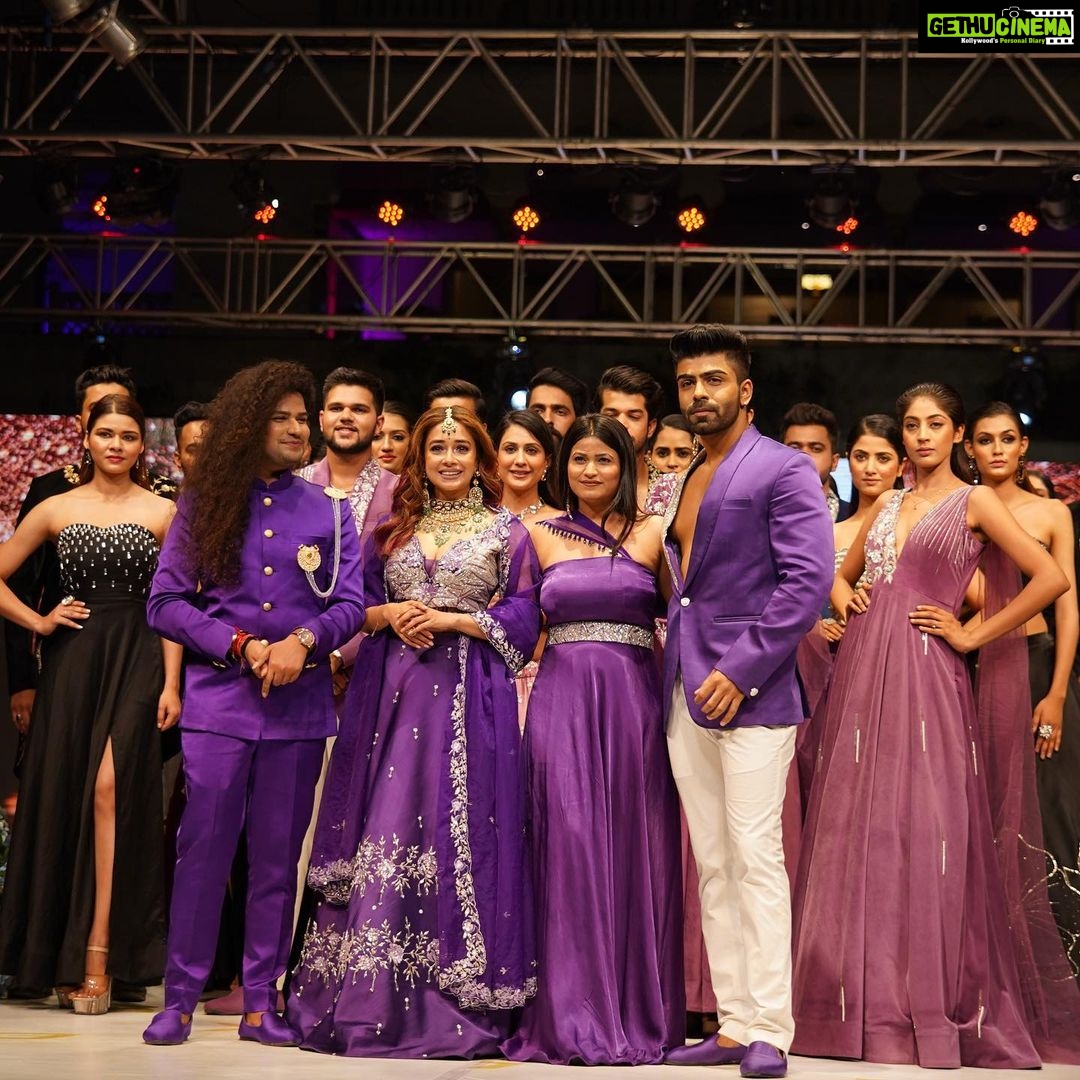 Tina Datta Instagram - Graceful as the sea and fierce as the fire. With some nakhras and nazakat!!! ππ . . . #EklaChaloRe #WarriorPrincess #TinaKaStyle #fashion #style #fashionshow #stylish #lookbook #ramp #tinadatta The Great Pink City - Jaipur
