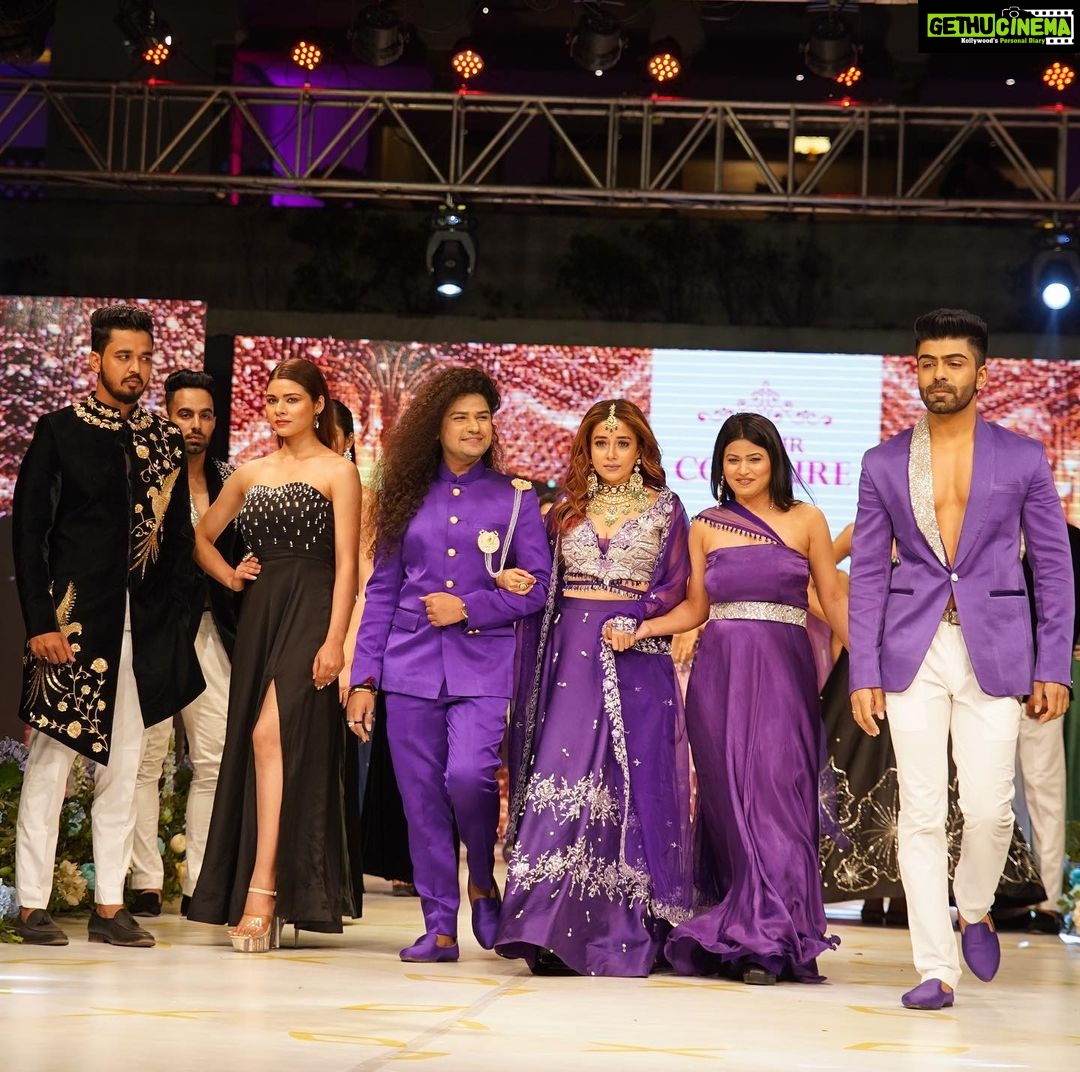 Tina Datta Instagram - Graceful as the sea and fierce as the fire. With some nakhras and nazakat!!! ππ . . . #EklaChaloRe #WarriorPrincess #TinaKaStyle #fashion #style #fashionshow #stylish #lookbook #ramp #tinadatta The Great Pink City - Jaipur