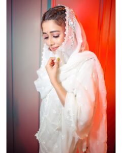 Tina Datta Instagram - Mummy ho yaan trainer, gussa toh honge but kya kare hum aadat se majboor! 
.
.
💄💇🏻‍♂️: @nat_chava 
📍: @blabberallday 
.
.
#EklaChaloRe #WarriorPrincess #LaughItOutWithTinzi #laughtertherapy #feelkaroreelkaro #feelitreelit #reels #comedy #comedyvideos #comic #laugh #tinadatta