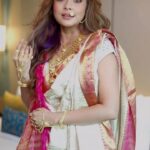 Tina Datta Instagram - We hear that the house is taking a turn towards West Bengal. Wondering how? For now check out Tina doing this beautiful rendition in a Bengali avataar. 😌❤️ . . 🧣: @nidhikurda 💎: @supriya6038 💄: @dishisanghvii . . #TinaKaStyle #StrongerAndBetter #TinaTriumphs #WarriorPrincess #TeamTina #TribeTina #TinaInBB #TinaDatta #biggboss #biggboss16 #bb #bb16 #salmankhan #feelkaroreelkaro #bongbeauty #bengali #feelitreelit #fashion #explorepage @voot @vootselect @colorstv @endemolshineind