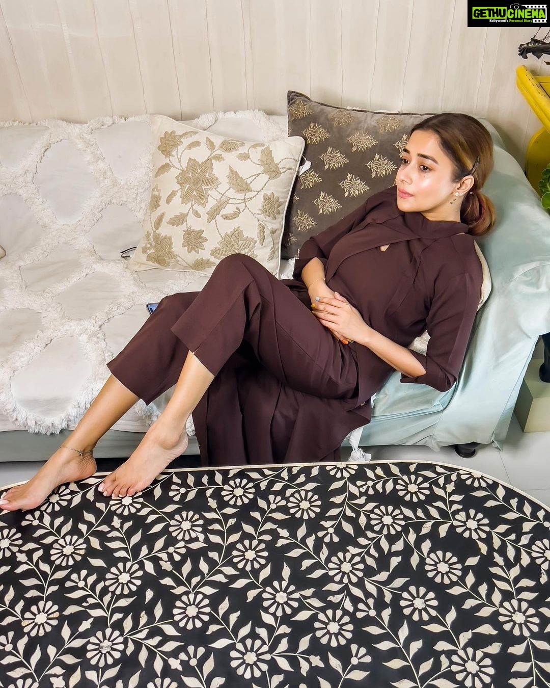 Tina Datta Instagram - Hakuna Matata ✌🏻💃🏻 . . Coffee Table: @ziba.homes 👗1: @orcr_designs x @dinky_nirh 👗2: @abstractbymeghajainmadaan x @dinky_nirh . . #EklaChaloRe #WarriorPrincess #TinaKaStyle #fashiongram #goodvibes #fashion #style #lookbook #stylefile #instagood #instadaily #fyp #tinadatta
