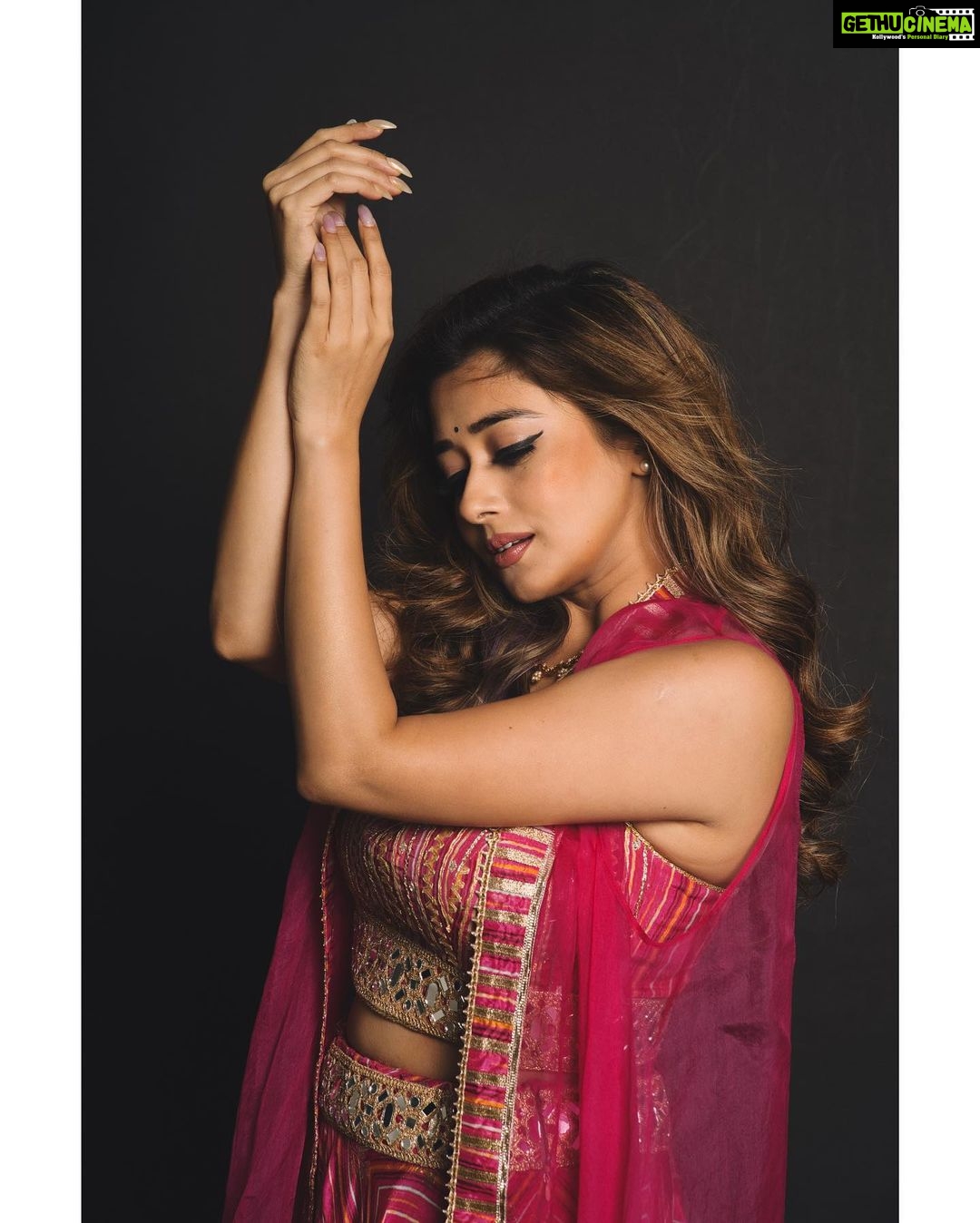Tina Datta Instagram - Pretty as the P in Pink! 💖 . . 📸: @miteshsphotography 👗: @gopivaid . . #TinaKaStyle #TeamTina #TribeTina #TinaInBB #TinaDatta #biggboss #biggboss16 #bb #bb16 #salmankhan #lookbook #stylefile #fashion #style @voot @vootselect @colorstv @endemolshineind