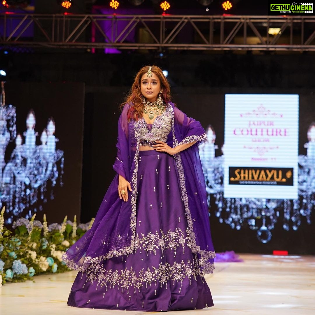 Tina Datta Instagram - Graceful as the sea and fierce as the fire. With some nakhras and nazakat!!! ππ . . . #EklaChaloRe #WarriorPrincess #TinaKaStyle #fashion #style #fashionshow #stylish #lookbook #ramp #tinadatta The Great Pink City - Jaipur