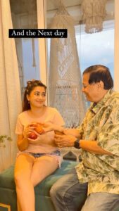 Tina Datta Instagram - An apple a day keeps the doctor away, but surely too many apples will take your mind away!! Haha, Papa being Papa... . . #TinaKePapa #LaughItOutWithTinzi #LaughterTherapy #TeamTina #TribeTina #TinaInBB #TinaDatta #biggboss #biggboss16 #bb #bb16 #salmankhan #feelkaroreelkaro #feelitreelit #reels #reelsinstagram #instagood @voot @vootselect @colorstv @endemolshineind