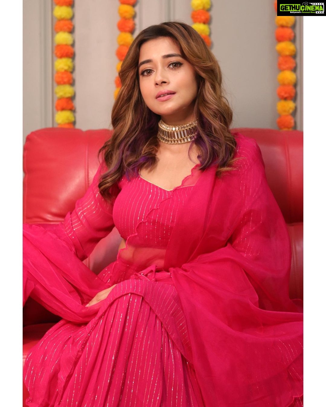 Tina Datta Instagram - The streets get lighten up, homes filled with sweets and hearts with warm wishes for the festivities!! Getting in the Diwali mode already… 💖 . . 👗: @lavanyathelabel . . #TinaKaStyle #TeamTina #TribeTina #TinaInBB #TinaDatta #biggboss #biggboss16 #bb #bb16 #salmankhan #fashion #style #lookbook #stylefile #stylish @voot @vootselect @colorstv @endemolshineind