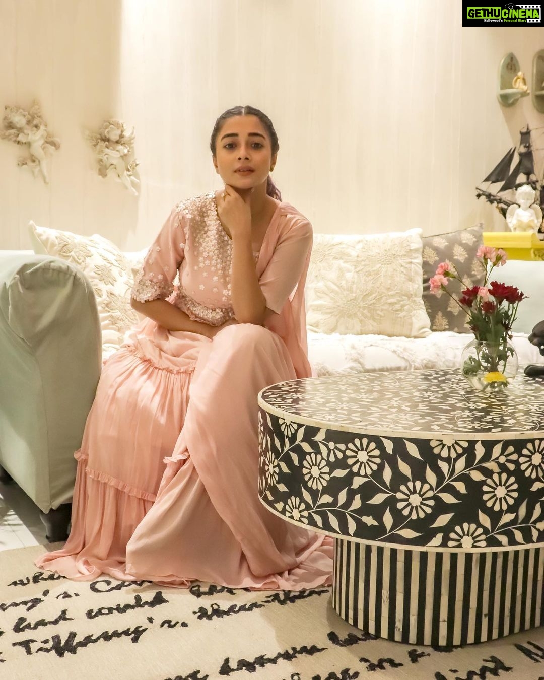 Tina Datta Instagram - Hakuna Matata ✌🏻💃🏻 . . Coffee Table: @ziba.homes 👗1: @orcr_designs x @dinky_nirh 👗2: @abstractbymeghajainmadaan x @dinky_nirh . . #EklaChaloRe #WarriorPrincess #TinaKaStyle #fashiongram #goodvibes #fashion #style #lookbook #stylefile #instagood #instadaily #fyp #tinadatta