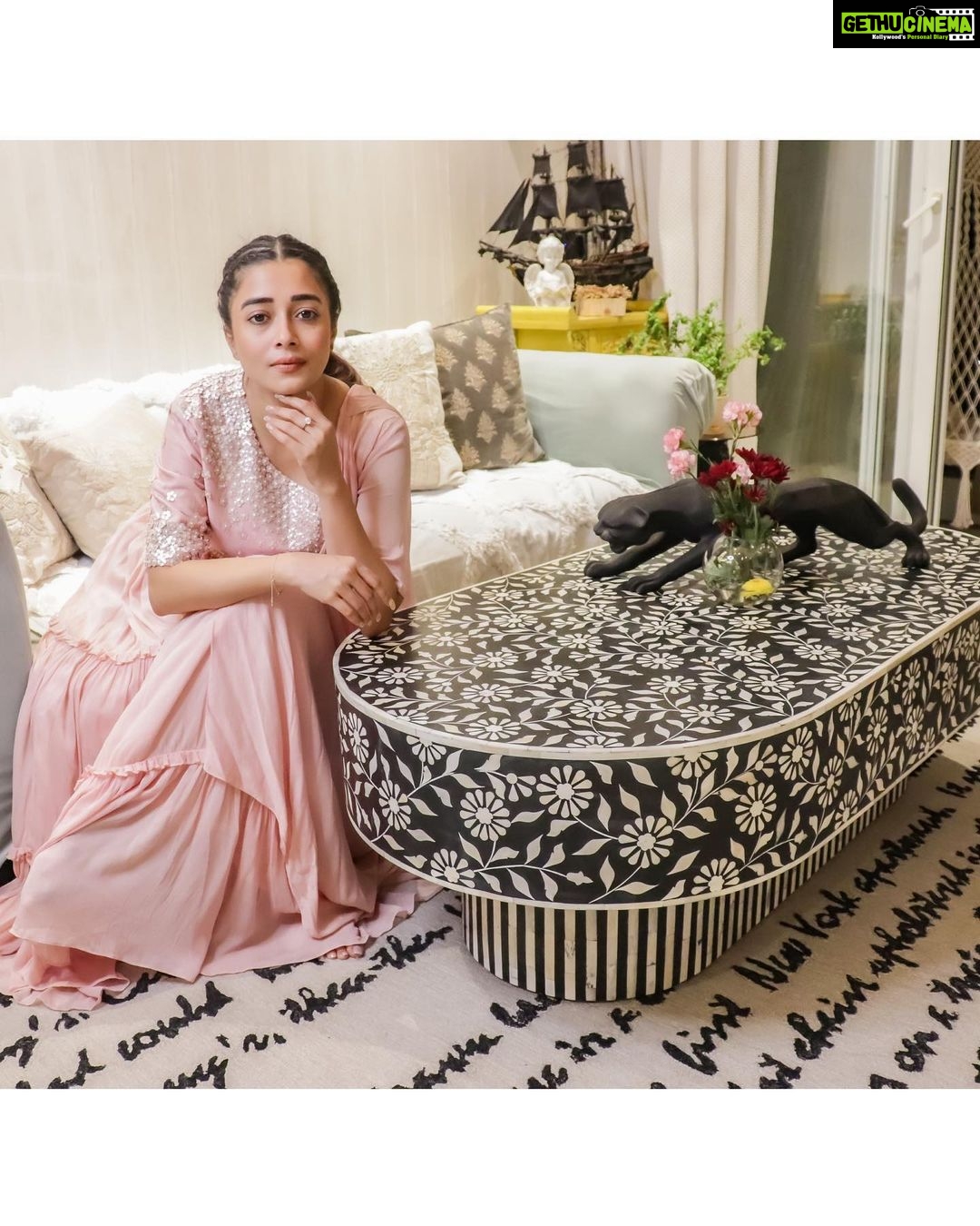 Tina Datta Instagram - Hakuna Matata ✌🏻💃🏻 . . Coffee Table: @ziba.homes 👗1: @orcr_designs x @dinky_nirh 👗2: @abstractbymeghajainmadaan x @dinky_nirh . . #EklaChaloRe #WarriorPrincess #TinaKaStyle #fashiongram #goodvibes #fashion #style #lookbook #stylefile #instagood #instadaily #fyp #tinadatta