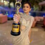 Tina Datta Instagram - The night is a blur but what stands out is not one but two beauties standing tall reminding me that no matter what, I have made it all worth it! 🤗❤️ @newsxonline @iconicgoldaward . . 🥻: @anjaleeandarjunkapoor 🧣: @stylingbyvictor @sohail__mughal___ 💄: @makeupbyrishabk . . #EklaChaloRe #WarriorPrincess #TinaKaStyle #ootn #fashion #potd #photooftheday #style #lookbook #stylediary #awards #newsxshaktiawards #iconicgoldawards2023 #tinadatta