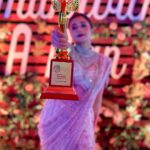 Tina Datta Instagram - The night is a blur but what stands out is not one but two beauties standing tall reminding me that no matter what, I have made it all worth it! 🤗❤️ @newsxonline @iconicgoldaward . . 🥻: @anjaleeandarjunkapoor 🧣: @stylingbyvictor @sohail__mughal___ 💄: @makeupbyrishabk . . #EklaChaloRe #WarriorPrincess #TinaKaStyle #ootn #fashion #potd #photooftheday #style #lookbook #stylediary #awards #newsxshaktiawards #iconicgoldawards2023 #tinadatta
