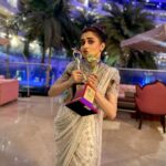Tina Datta Instagram - The night is a blur but what stands out is not one but two beauties standing tall reminding me that no matter what, I have made it all worth it! 🤗❤️ @newsxonline @iconicgoldaward . . 🥻: @anjaleeandarjunkapoor 🧣: @stylingbyvictor @sohail__mughal___ 💄: @makeupbyrishabk . . #EklaChaloRe #WarriorPrincess #TinaKaStyle #ootn #fashion #potd #photooftheday #style #lookbook #stylediary #awards #newsxshaktiawards #iconicgoldawards2023 #tinadatta