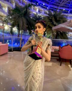 Tina Datta Instagram - The night is a blur but what stands out is not one but two beauties standing tall reminding me that no matter what, I have made it all worth it! 🤗❤️ @newsxonline @iconicgoldaward . . 🥻: @anjaleeandarjunkapoor 🧣: @stylingbyvictor @sohail__mughal___ 💄: @makeupbyrishabk . . #EklaChaloRe #WarriorPrincess #TinaKaStyle #ootn #fashion #potd #photooftheday #style #lookbook #stylediary #awards #newsxshaktiawards #iconicgoldawards2023 #tinadatta