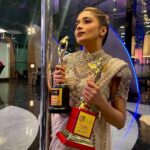 Tina Datta Instagram - The night is a blur but what stands out is not one but two beauties standing tall reminding me that no matter what, I have made it all worth it! 🤗❤️ @newsxonline @iconicgoldaward . . 🥻: @anjaleeandarjunkapoor 🧣: @stylingbyvictor @sohail__mughal___ 💄: @makeupbyrishabk . . #EklaChaloRe #WarriorPrincess #TinaKaStyle #ootn #fashion #potd #photooftheday #style #lookbook #stylediary #awards #newsxshaktiawards #iconicgoldawards2023 #tinadatta