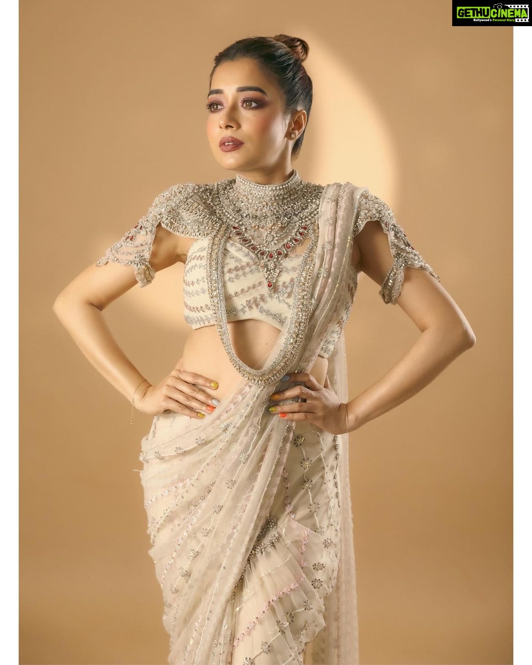 Tina Datta Instagram - π . . πΈ: @smileplease_25 π₯»: @anjaleeandarjunkapoor π§£: @stylingbyvictor @sohail__mughal___ π: @makeupbyrishabk . . #EklaChaloRe #WarriorPrincess #TinaKaStyle #ootn #fashion #potd #photooftheday #style #lookbook #stylediary #tinadatta