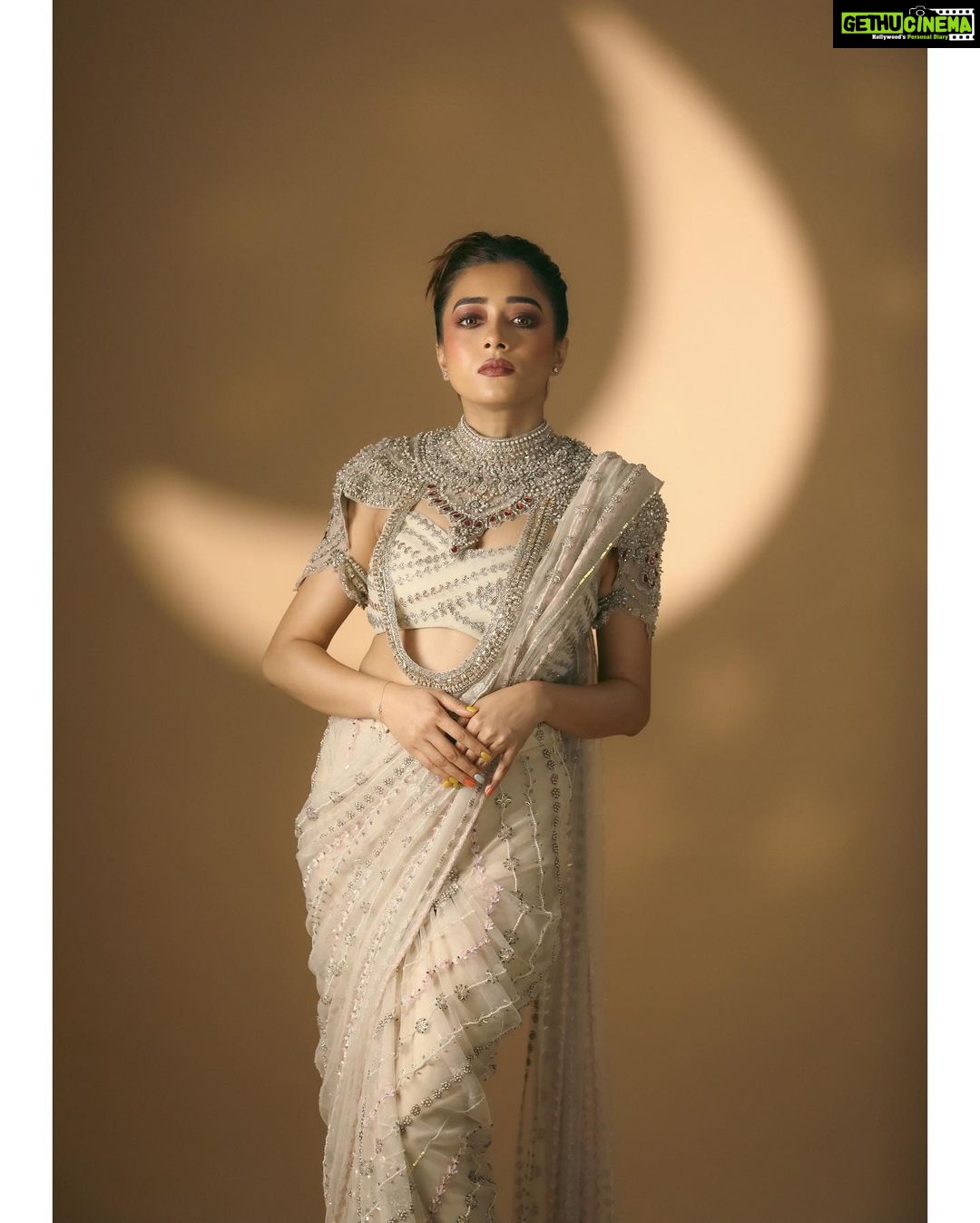 Tina Datta Instagram - π . . πΈ: @smileplease_25 π₯»: @anjaleeandarjunkapoor π§£: @stylingbyvictor @sohail__mughal___ π: @makeupbyrishabk . . #EklaChaloRe #WarriorPrincess #TinaKaStyle #ootn #fashion #potd #photooftheday #style #lookbook #stylediary #tinadatta