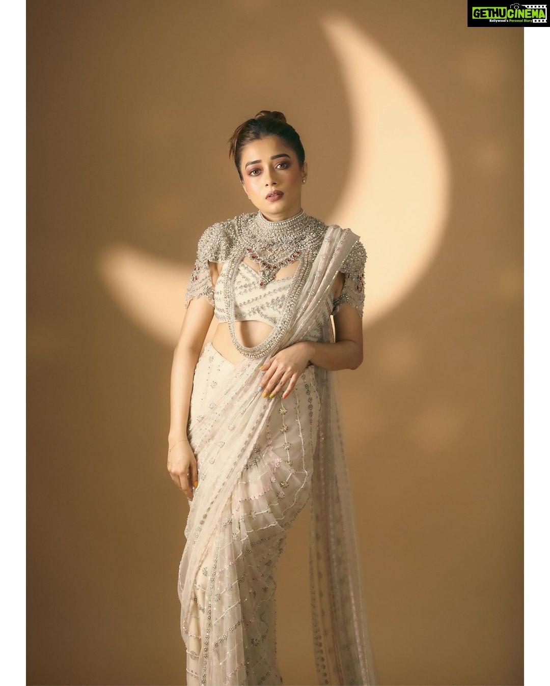 Tina Datta Instagram - π . . πΈ: @smileplease_25 π₯»: @anjaleeandarjunkapoor π§£: @stylingbyvictor @sohail__mughal___ π: @makeupbyrishabk . . #EklaChaloRe #WarriorPrincess #TinaKaStyle #ootn #fashion #potd #photooftheday #style #lookbook #stylediary #tinadatta