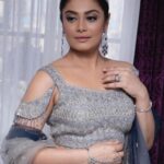 Toral Rasputra Instagram - Here’s our million dollar looking gorgeous @toral_rasputra slaying again….❤️❤️❤️❤️ Muse @toral_rasputra #mua @makeoversbyneeta Outfit @basuree_fashion PC @shootingwooting Hir @iamhematolani #destinationwedding #mumbaiweddingmakeupartist #bridalmakeupartistindia #indianbrides #bridalmakeupdhairya #airbrushmakeup #bridallehenga #topbridalmakeupartist #andherimakeupartist #bridalmua #bridaljewellery #smokeyeyemakeup #softmakeup #indianbride #bridesofmaharashtra #bridalhairstyles #mumbaibestmakeupartist #makeupoftheday #makeupjunkie #makeup #makeupartistsworldwide #actress #celebritymua #celebrityphotoshoot