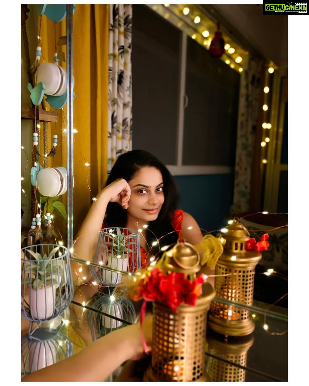 Toral Rasputra Instagram - We can look for beauty in the mirror, but the mirror only reflects one aspect of who we are........❤️ #beyou #bepositive #behappy #keepgoing #keepsmiling💞 #stayfocused #staycalm😇 #liveinthemoment #lifeisbeautiful Somewhere in My World