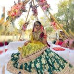 Toral Rasputra Instagram - फूलों से सजी हूँ मैं क्या दुल्हन सी लग रही हूँ हर पल को खुशनुमा सी जीती मैं हाँ मैं हरदम खुशियों से सजी धजी हूँ.......💕 📸 : @urvashibagtharia 🤗❤️ Styled by : @tripzarora 🤗 Caption : @supriyarshukla ❤️😘 #beyou #bepositive #behappy #keepgoing #keepsmiling💞 #stayfocused #staycalm😇 #liveinthemoment #lifeisbeautiful