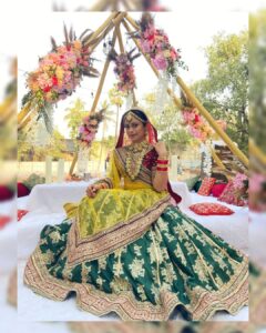 Toral Rasputra Instagram - फूलों से सजी हूँ
मैं क्या दुल्हन सी लग रही हूँ
हर पल को खुशनुमा सी जीती मैं
हाँ मैं हरदम खुशियों से सजी धजी हूँ.......💕

📸 : @urvashibagtharia 🤗❤️

Styled by : @tripzarora 🤗

Caption : @supriyarshukla ❤️😘

#beyou #bepositive #behappy #keepgoing #keepsmiling💞 #stayfocused #staycalm😇 #liveinthemoment #lifeisbeautiful
