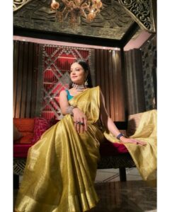 Toral Rasputra Instagram - sʜᴇ ʀᴇᴍᴇᴍʙᴇʀᴇᴅ ᴡʜᴏ sʜᴇ ᴡᴀs ᴀɴᴅ ᴛʜᴇ ɢᴀᴍᴇ ᴄʜᴀɴɢᴇᴅ ♠️

📸 : @urvashibagtharia 🤗
.
.
.
#sakshi #sheisback #Molkki #shoot #onlocation #actorslife #loveforsaree #stayfocused #staycalm😇 #lifeisbeautiful