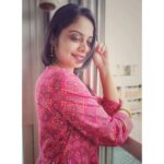 Toral Rasputra Instagram - चलते रहते हैं कि चलना है मुसाफ़िर का नसीब सोचते रहते हैं, किस राहगुज़र के हम हैं........ ✍️ ~ निदा फ़ाज़ली . . . #beyou #bepositive #behappy #keepgoing #keepsmiling💞 #stayfocused #staysafe #staycalm😇 #liveinthemoment #lifeisbeautiful घर