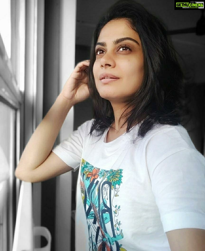Toral Rasputra Instagram - The eyes hold so much in it, Just the right reader reads it 🦋 . . . #beyou #bepositive #behappy #keepgoing #keepsmiling💞 #stayfocused #staysafe #staycalm😇 #liveinthemoment #lifeisbeautiful Somewhere in My World