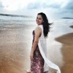 Toral Rasputra Instagram - समुन्दर समुन्दर यहाँ से वहाँ तक ये मोजो की चादर बिछी आस्मा तक...........🎶🎵 . . . 📸 : @shraddhajaiswal ❤️ #throwbackthursday #goa #sealover #memories💕 #beyou #bepositive #behappy #keepgoing #keepsmiling💞 #stayfocused #staysafe #staycalm😇 #liveinthemoment #lifeisbeautiful