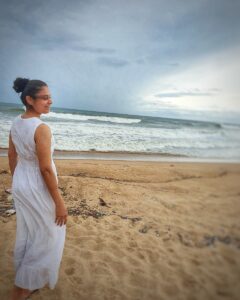Toral Rasputra Instagram - I have always loved the beach. The smell of the salty water, the wind in my face, the gentle roar of the waves all combine to create a sense of peace & calm.........😇❤️

📸 : @shraddhajaiswal 🤗😘
.
.
.
#naturelover #sea #sky #beyou #bepositive #behappy #keepgoing #keepsmiling💞 #staysafe #stayfocused #staycalm😇 #liveinthemoment #lifeisbeautiful