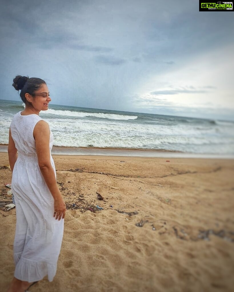 Toral Rasputra Instagram - I have always loved the beach. The smell of the salty water, the wind in my face, the gentle roar of the waves all combine to create a sense of peace & calm.........😇❤️ 📸 : @shraddhajaiswal 🤗😘 . . . #naturelover #sea #sky #beyou #bepositive #behappy #keepgoing #keepsmiling💞 #staysafe #stayfocused #staycalm😇 #liveinthemoment #lifeisbeautiful