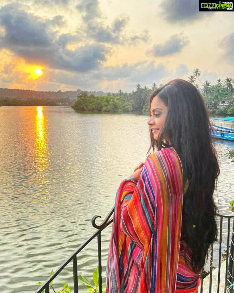 Toral Rasputra Instagram - Just let all the pretty lights in the sky guide you home 🦋 Thank u @priyalmahajanofficial for the lovely click 🤗🤗 . . . #beyou #bepositive #behappy #keepgoing #keepsmiling💞 #stayfocused #staysafe #staycalm😇 #liveinthemoment #lifeisbeautiful Goa, India