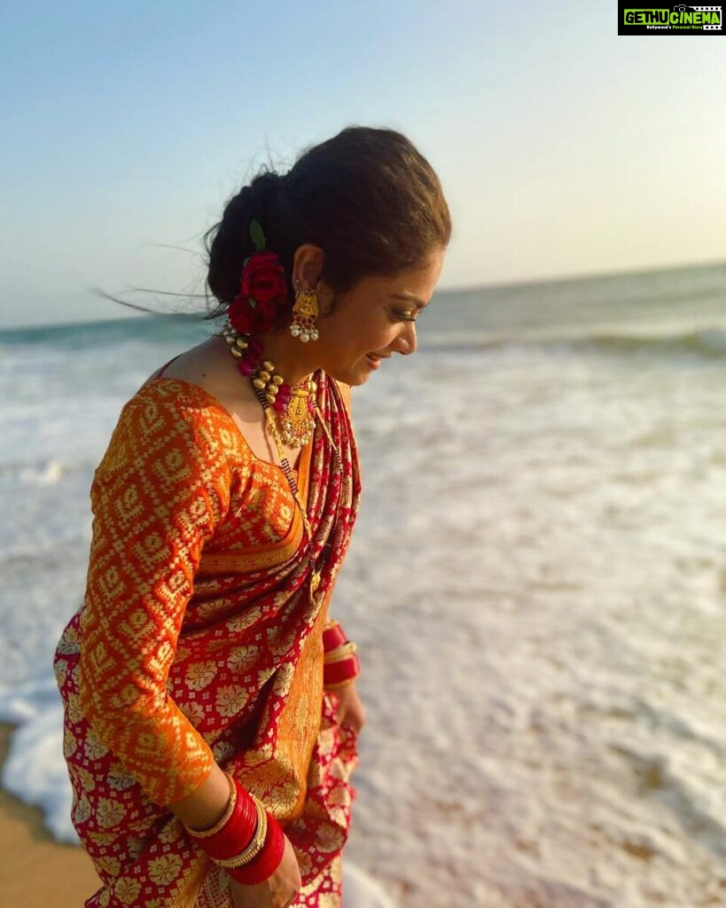 Toral Rasputra Instagram - Hope greeted me on the horizon with a warm gleaming smile.......❤️ 📸 : @urvashibagtharia . . . #goa #beach #shootmode #makingmemories❤️ #beyou #bepositive #behappy #keepgoing #keepsmiling💞 #staysafe #staycalm😇 #liveinthemoment #lifeisbeautiful Goa Candolim