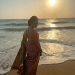 Toral Rasputra Instagram - साहिल की गीली रेत पर बच्चों के खेल सा हर लम्हा मुझमें बनता बिखरता हुआ सा कुछ ॥ ✍️ : निदा फ़ाज़ली . . 📸 : @urvashibagtharia 🤗 . . . #beyou #bepositive #behappy #keepgoing #keepsmiling💞 #staysafe #staycalm😇 #liveinthemoment #lifeisbeautiful Goa Candolim