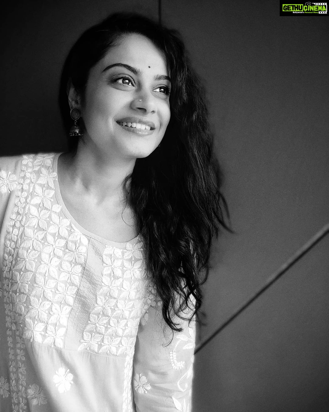 Toral Rasputra Instagram - Smile more......😊 . . . #beyou #bepositive #behappy #keepgoing #keepsmiling💞 #styafocused #staysafe #staycalm😇 #liveinthemoment #lifeisbeautiful
