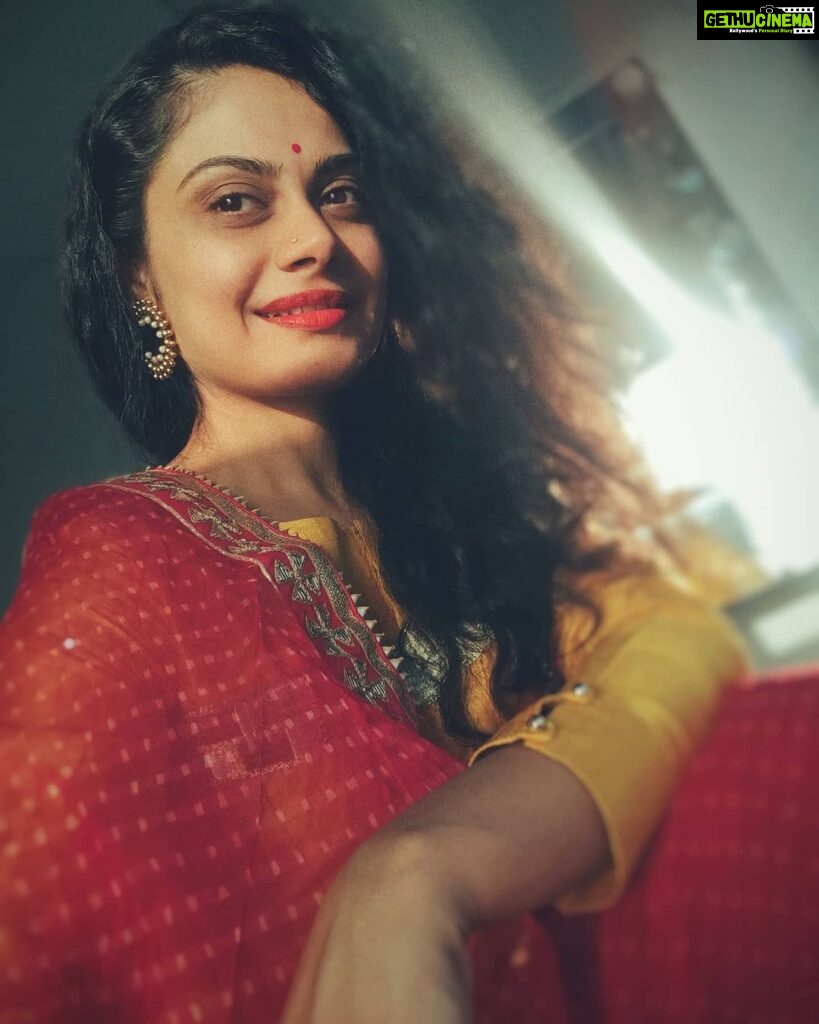 Toral Rasputra Instagram - The soul has been given its own ears to hear things the mind does not understand ~ Rumi . . . #beyou #bepositive #behappy #keepgoing #keepsmiling💞 #stayfocused #staysafe #staycalm😇 #liveinthemoment #lifeisbeautiful
