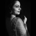 Toral Rasputra Instagram - एक शोर है मुझमे जो खामोश बहुत है .......🖤 . . . #beyou #bepositive #behappy #keepgoing #keepsmiling💞 #stayfocused #staysafe #staycalm😇 #liveinthemoment #lifeisbeautiful