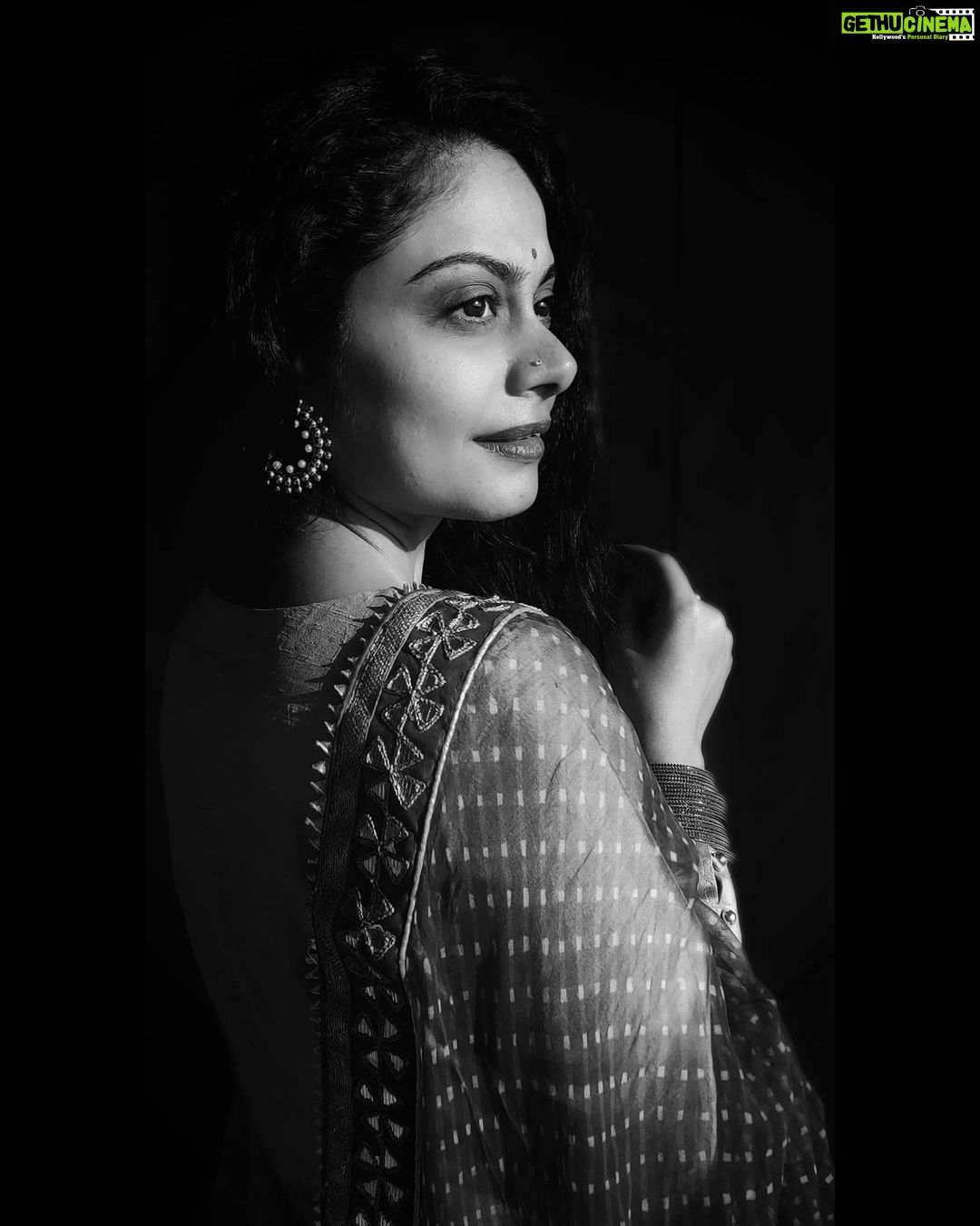 Toral Rasputra Instagram - एक शोर है मुझमे जो खामोश बहुत है .......🖤 . . . #beyou #bepositive #behappy #keepgoing #keepsmiling💞 #stayfocused #staysafe #staycalm😇 #liveinthemoment #lifeisbeautiful