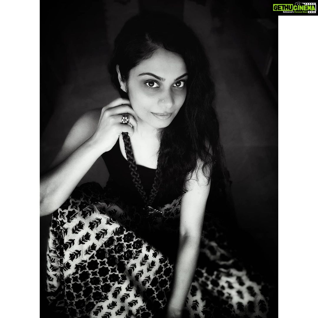 Toral Rasputra Instagram - 🖤 . . . #beyou #bepositive #behappy #believeinyourself #keepshining #keepsmiling💞 #stayfocused #staysafe #staycalm😇 #liveinthemoment #lifeisbeautiful
